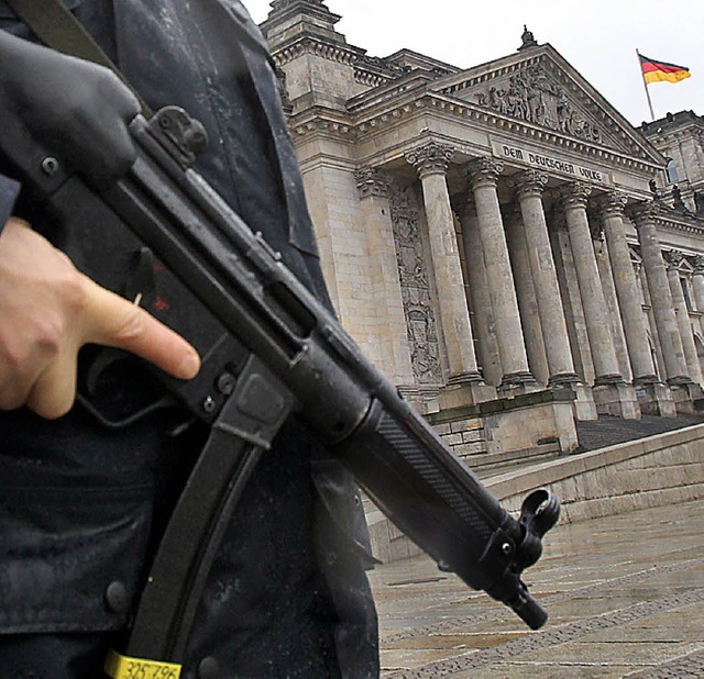 Polizist vor dem Reichstag   | Foto: DPA
