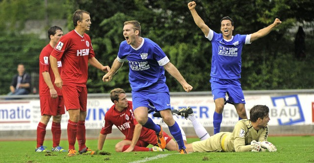 Der Weiler 1:1-Ausgleich: Jochen Brgi...sammen mit Imad Kassem Saad (rechts).   | Foto: Schn