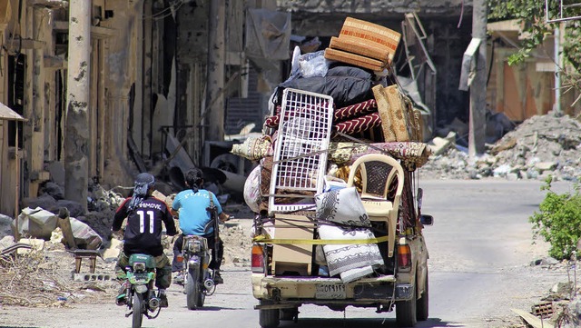 Menschen flchten aus der ostsyrischen Stadt Deir Ezzor.   | Foto: DPA