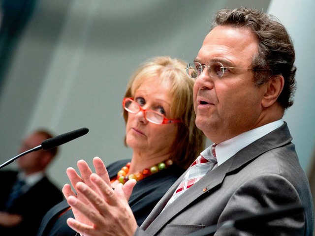 Sind sich nicht immer grn: Justizmini...P) und Innenminister  Friedrich (CSU)   | Foto: DPA
