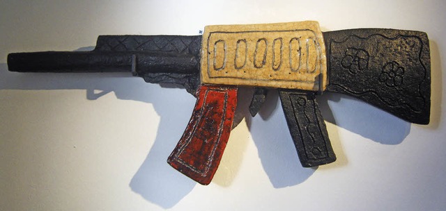 Keramik der etwas anderen Art: ein Ton-Gewehr von Raymond Waydelich  | Foto: Anne Freyer