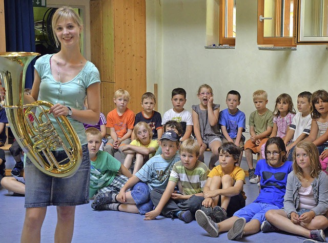 Musik zum Anfassen: Michaela Ortlieb z...n Mnstertler Kindern ein  Tenorhorn.  | Foto: G. Hennicke