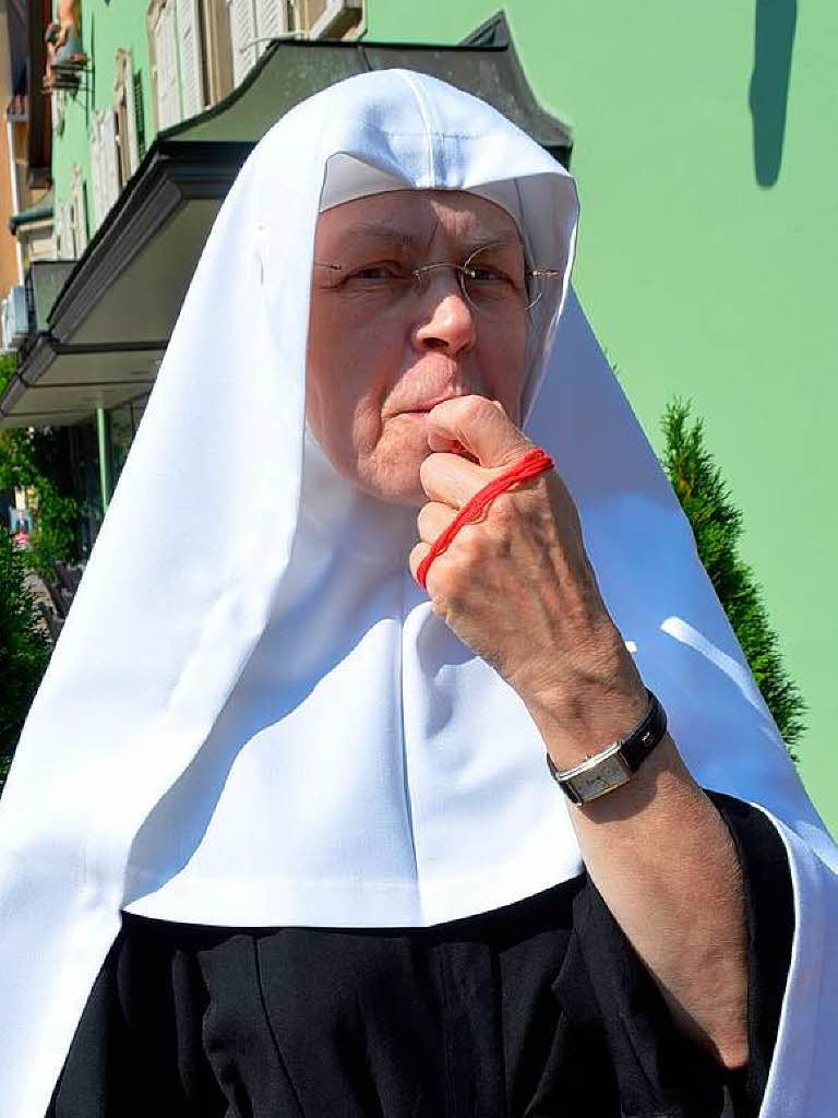 Auch Mutter Maria Merkle, Superiorin des Klosters Unserer Lieben Frau, protestiert lautstark auf dem  Lindenplatz. 