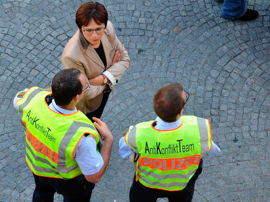 Oberbrgermeisterin Edith Schreiner im Gesprch mit dem Antikonfliktteam der Polizei 