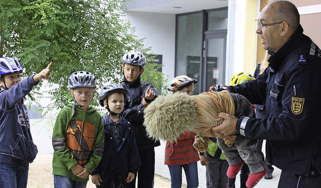 Anschaulich demonstriert Gerd Maurer d...s, bei dem man nicht angeschnallt ist.  | Foto: Christiane Franz