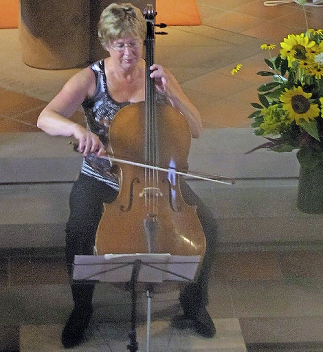 Annemieke Schwarzenegger am Violoncello  beim Konzert in Mauchen   | Foto: Astrid Moser-Oeschger