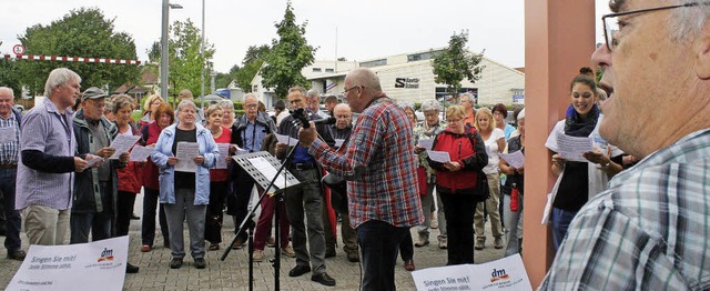 Reiner Bauer gibt  mit der Gitarre den...en ihm bei der gewonnenen Sngerwette.  | Foto: Reinhard Cremer