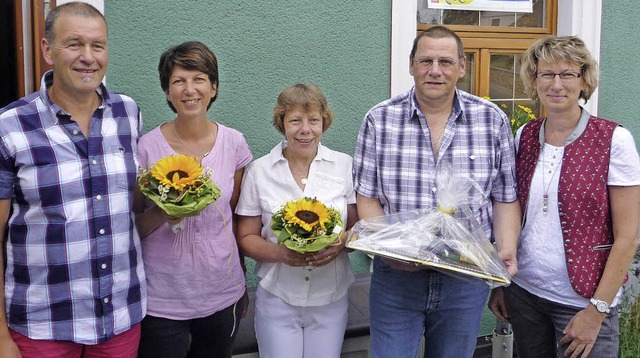 Ehrung fr treue Gste (von links):  G...ann von der Touristinfo in Lffingen.   | Foto: Privat