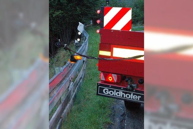 Speziallastwagen transportieren Rotorbltter durchs Glottertal hinauf auf die „Platte“