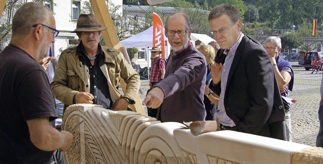 Knstler Josef Briechle bekommt auf de...rreferent Jrgen Glocker (von links).   | Foto: Claudia Renk