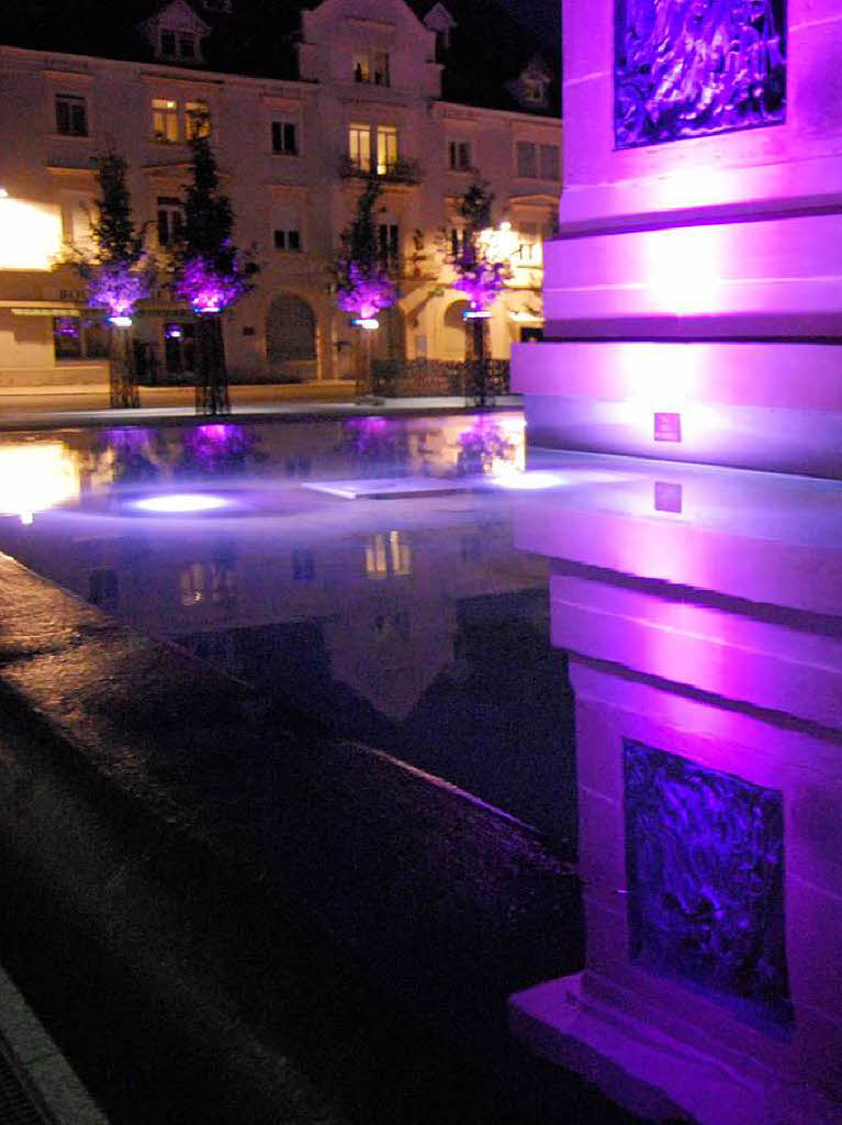 Susanne Mayer: Der Brunnen auf dem neugestalteten Abbatucci Platz in Hningen.