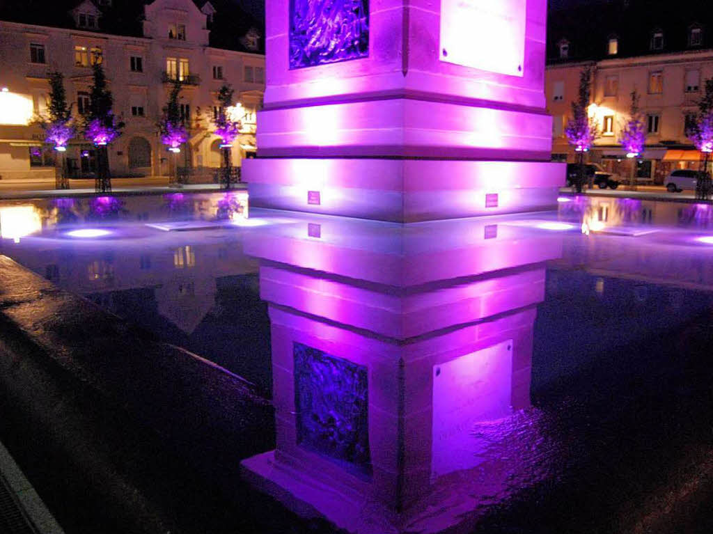 Susanne Mayer: Der Brunnen auf dem neugestalteten Abbatucci Platz in Hningen.