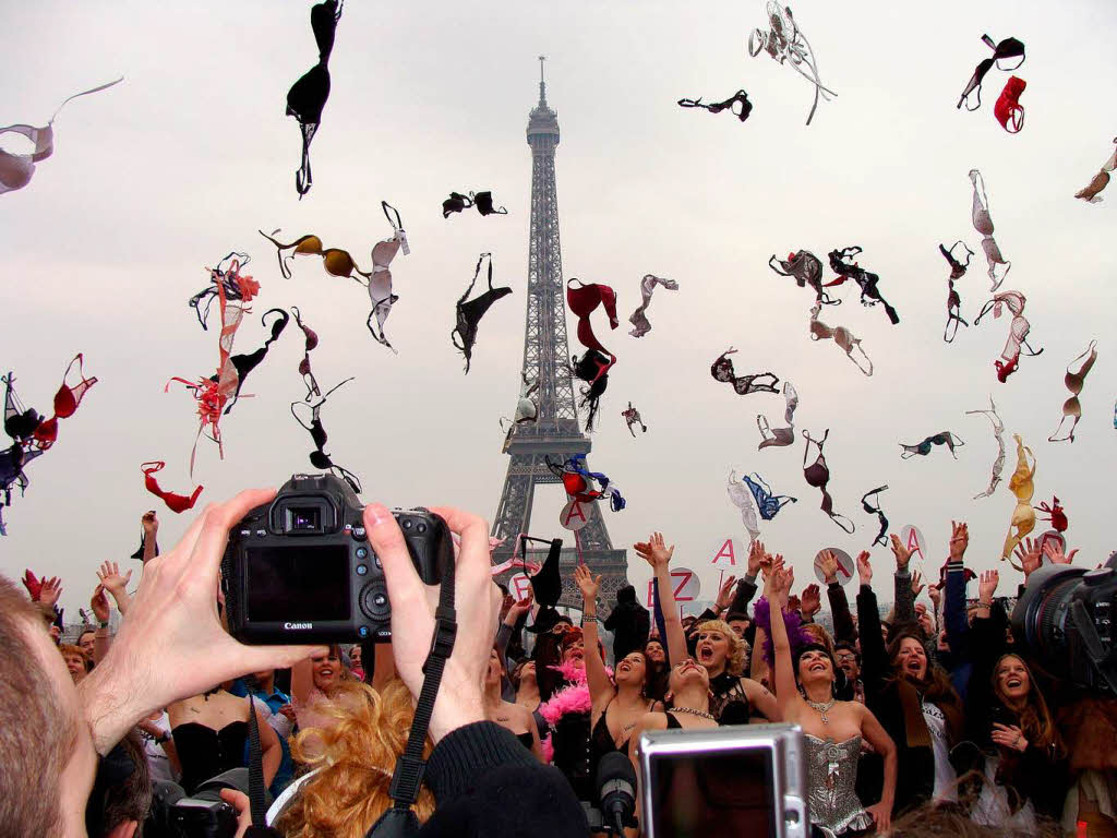 Fliegende Bstenhalter in Paris