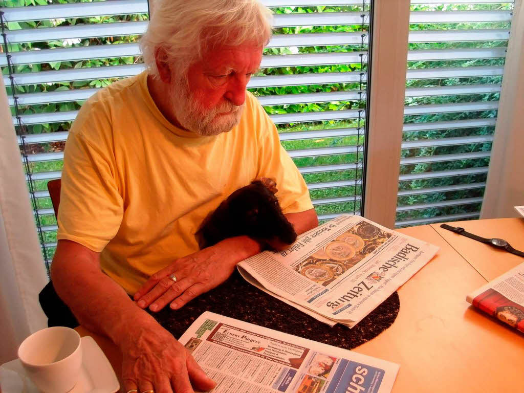 Herrchen und Hund lesen gerne Zeitung