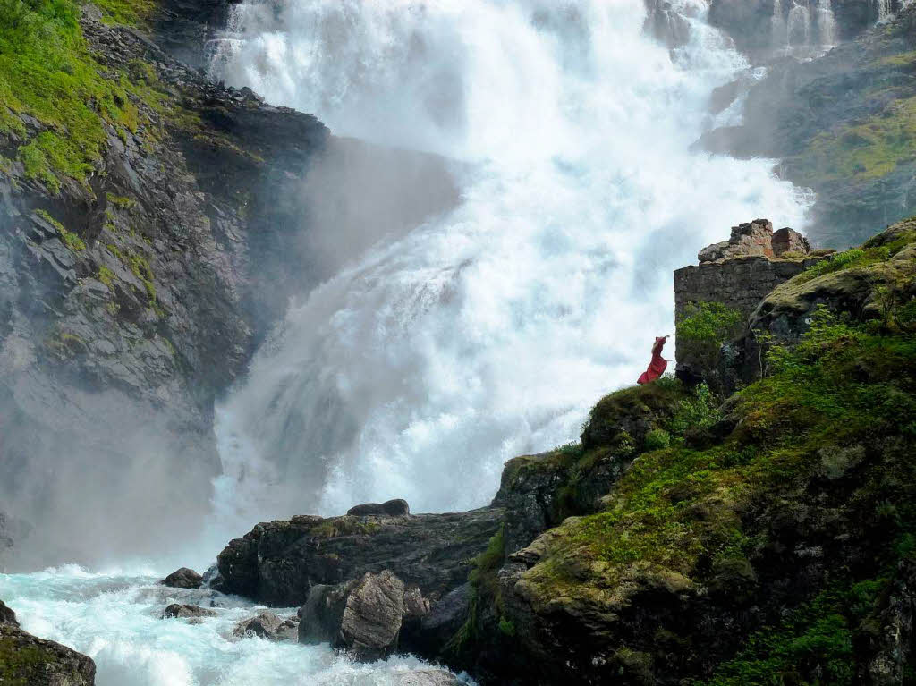 Tnzerin am Kjosfossen-Wasserfall, Norwegen