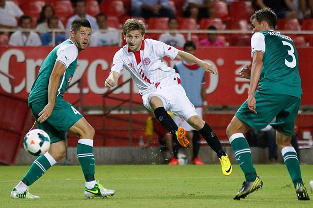 Neu im Dress des FC Sevilla: Der ehema...e Nationalspieler Marko Marin (Mitte).  | Foto: dpa