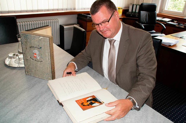 Brgermeister Matthias Guderjan mit dem Gstebuch der Stadt.  | Foto: Ilona Huege