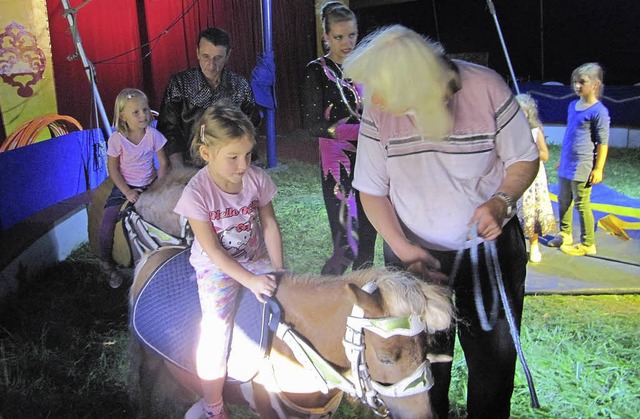 Jasmin Nestelberger  wird auf der Bhn...nach der Vorstellung durch die Manege.  | Foto: Janina Ruth