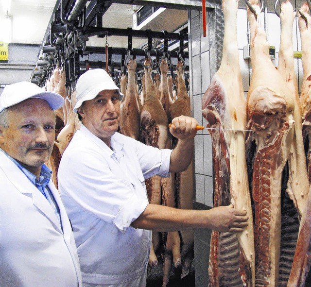 Mehr als  tausend Schweinehlften wart...nd  Willi Vorbau mssen mit anpacken.   | Foto: Zimmermann