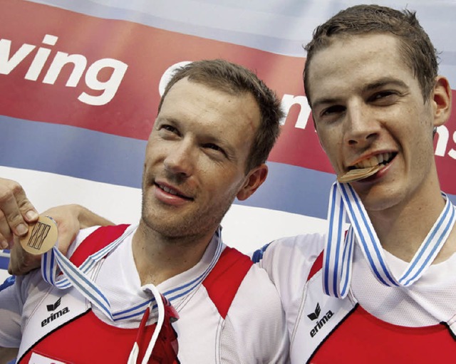 Simon Niepmann (links) und Lucas Tramr prsentieren stolz ihre Goldmedaillen.   | Foto: dpa