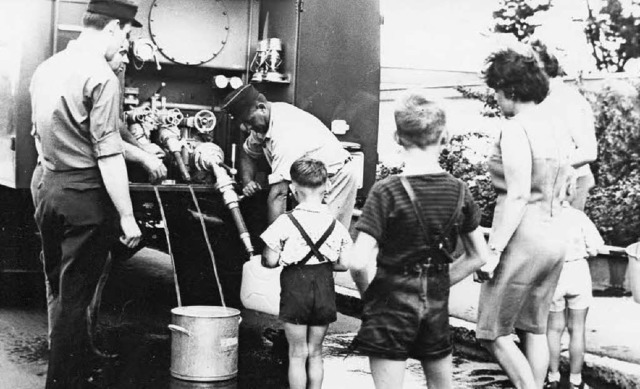 Ein Bild von 1966: Die Feuerwehr versorgt Wyhlener Brger mit Trinkwasser.   | Foto: Privat