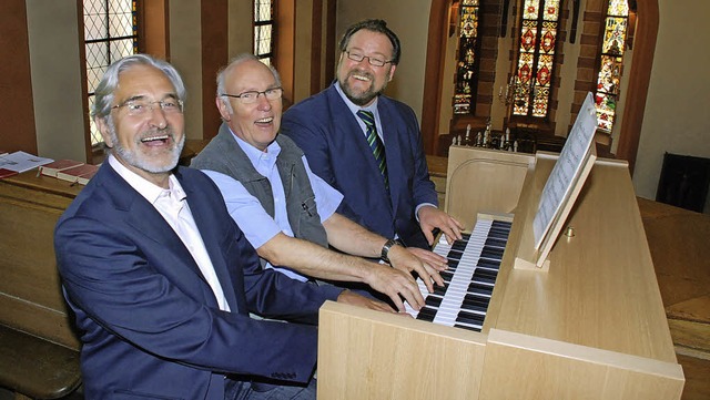 Orgel zu sechs Hnden: Bernhard Schnei...(von links) mit dem neuen Instrument.   | Foto: Gertrude Siefke