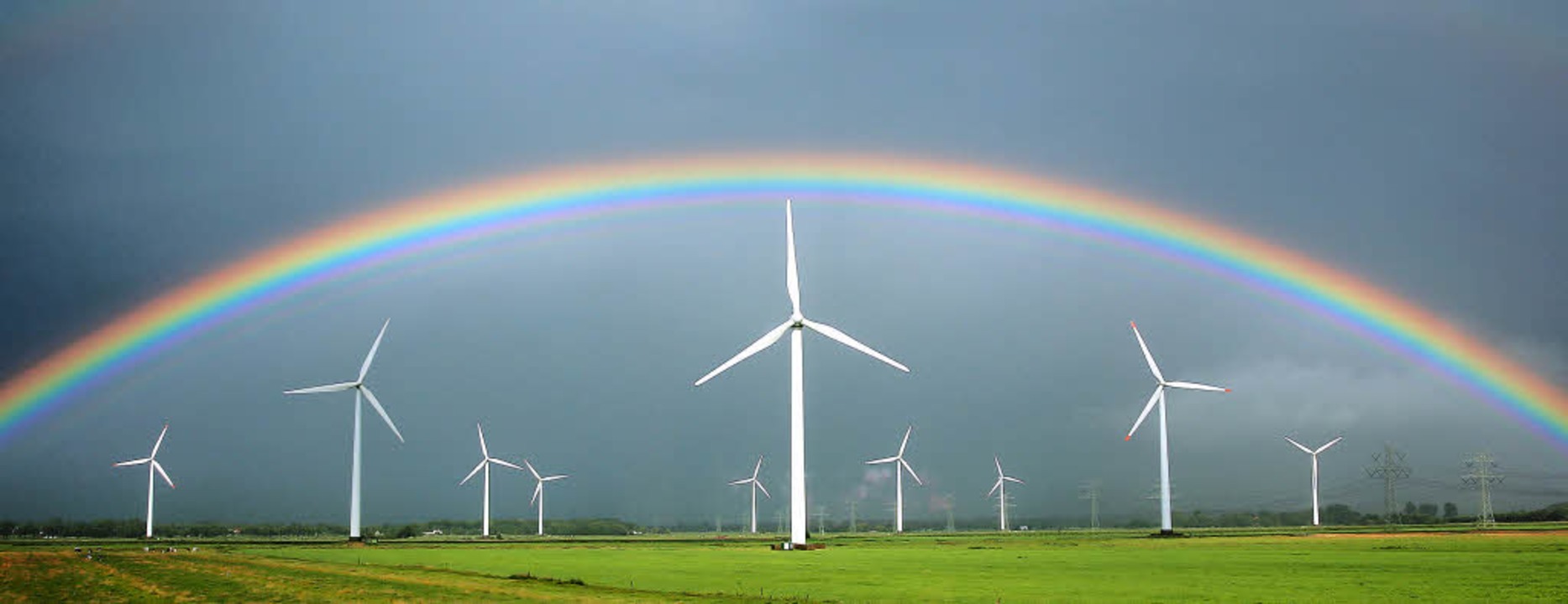 Regenbogen ber Windrdern in Schleswig-Holstein   | Foto: dpa