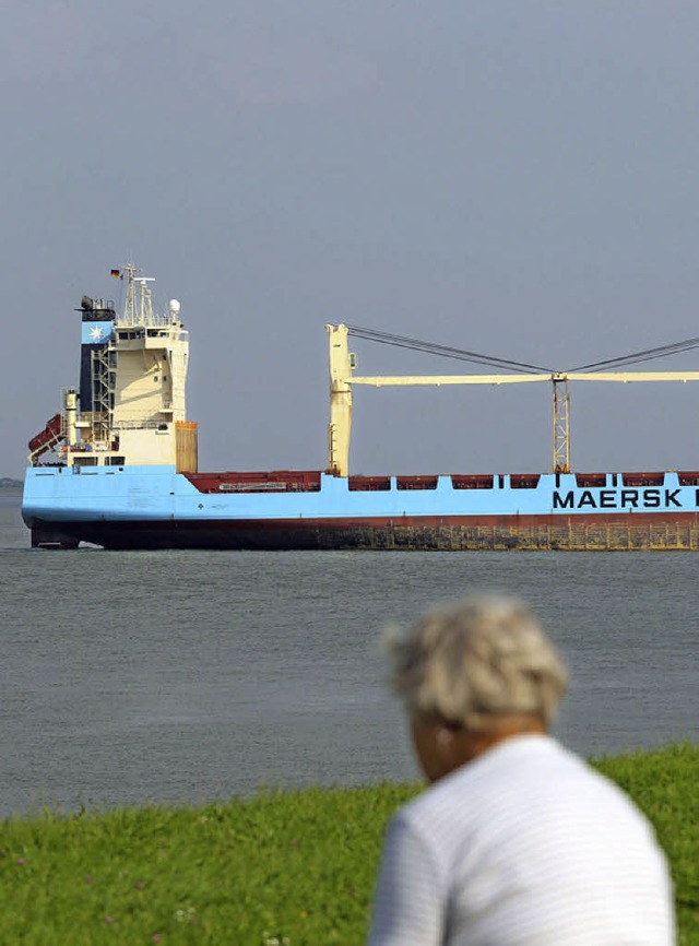 Ein Frachter der &#8222;Maersk&#8220; nhert sich dem Festland.   | Foto: dpa