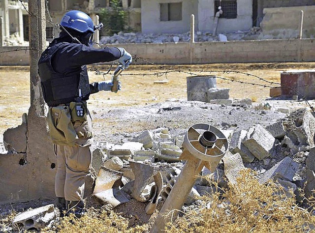 Ein UN-Inspekteur sucht bei Damaskus nach Giftgasspuren.   | Foto: DPA