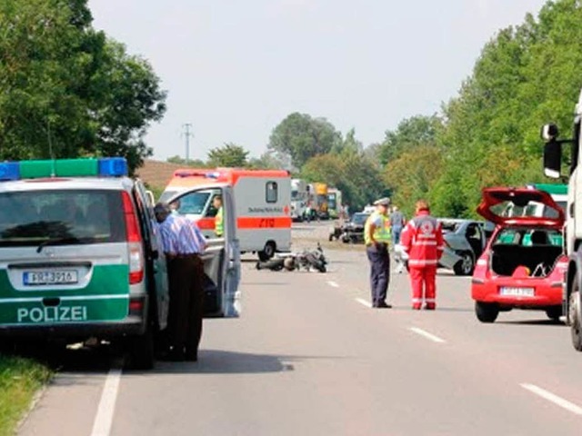 Bei einem Auffahrunfall wurde ein Motorradfahrer schwer verletzt.   | Foto: kamera24