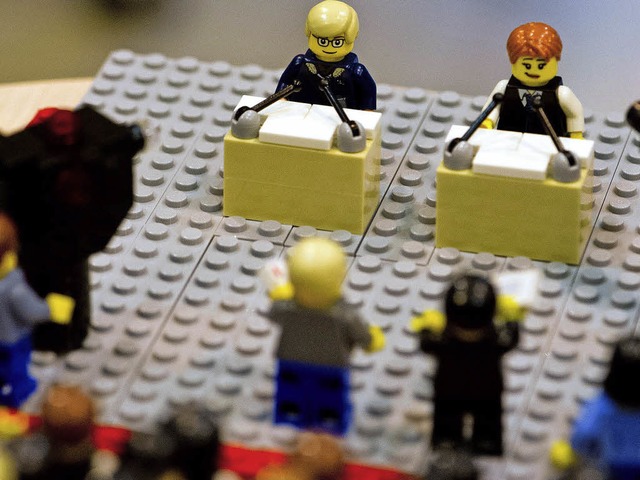 Das Lego-Modell zum Duell: Der Herr li...ein, die Dame rechts Kanzlerin Merkel.  | Foto: dpa