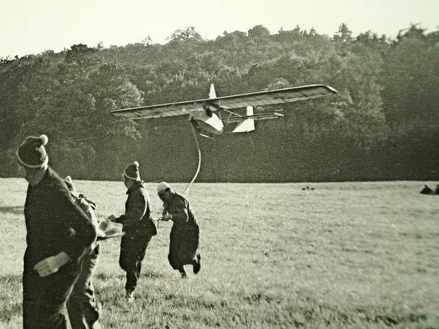 Mit dem Gummiseil wurden die Segelflieger in die Luft katapultiert.  | Foto: Fliiegergruppe