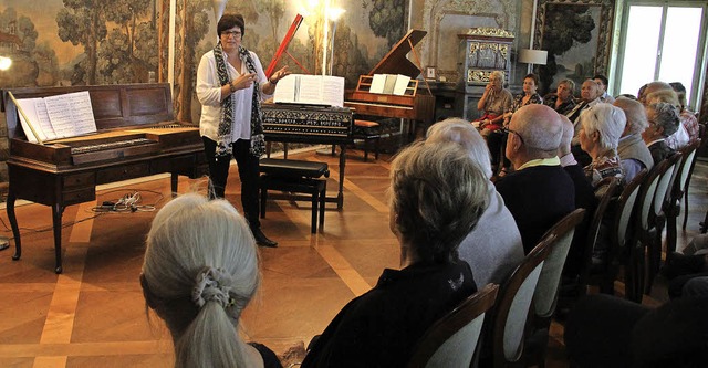 Die Bad Krozinger Kulturamtsleiterin S...rumente im Bad Krozinger Schloss vor.   | Foto: A. Huber