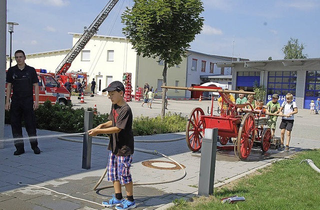 Wer lschen will, muss pumpen. Diese E...orischen Pumpe der Rheinhausener Wehr.  | Foto: Jrg Schimanski