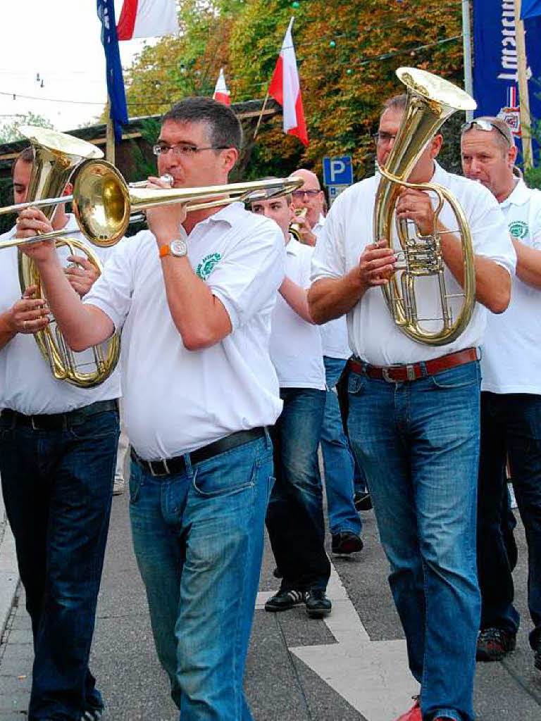 Einmarsch der Latschari-Musik in die Sparkasse 