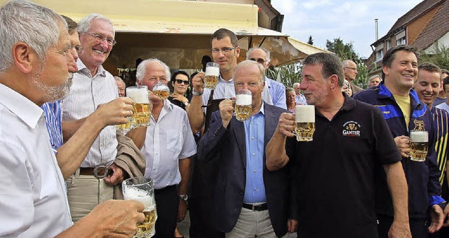 Festprsident und Brgermeister Lars B...ge des Straenfestes im Fachwerkdorf.   | Foto: Pia Grttinger