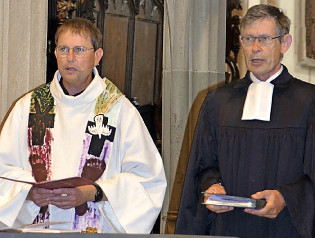 Pfarrer Werner Bauer (links) und Dekan Hans-Joachim Zobel  | Foto: Gerold Zink