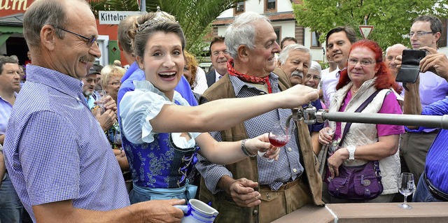 Weinprinzessin Marie-Luise Wolf  schenkt Freiwein aus.   | Foto: Dieter Erggelet