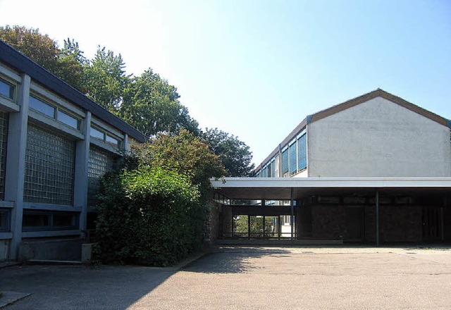 Das  Ensemble  aus Turnhalle und alter... ein  Neubau  soll errichtet  werden.   | Foto: Ingeborg Grziwa