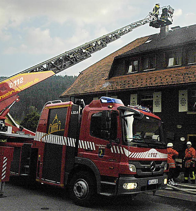 Per Drehleiter wurde der Kamin inspiziert.  | Foto: Christiane Sahli