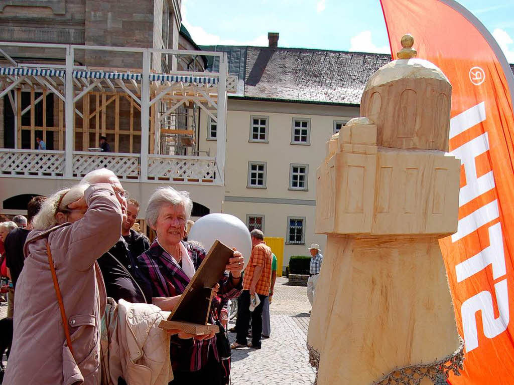Das Holzbildhauersymposium, ein Flohmarkt und der verkaufsoffene Sonntag zogen viele Einheimische und Besucher in die Domstadt.