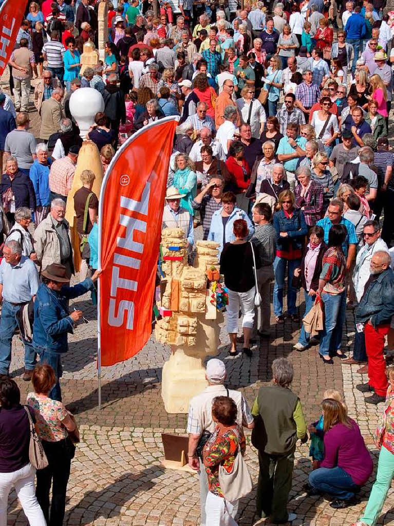 Das Holzbildhauersymposium, ein Flohmarkt und der verkaufsoffene Sonntag zogen viele Einheimische und Besucher in die Domstadt.