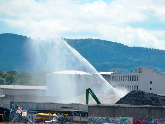 Im Hafen Birsfelden wird  mit Wasser g...uschemissionen auch beschwert hatte.   | Foto: Ralf H. Dorweiler