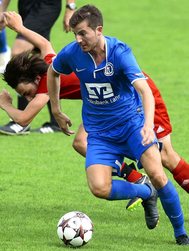 Daniel Barthruff  (Lahrer FV) auf dem Weg zum 1:0.   | Foto:  Peter Aukthun