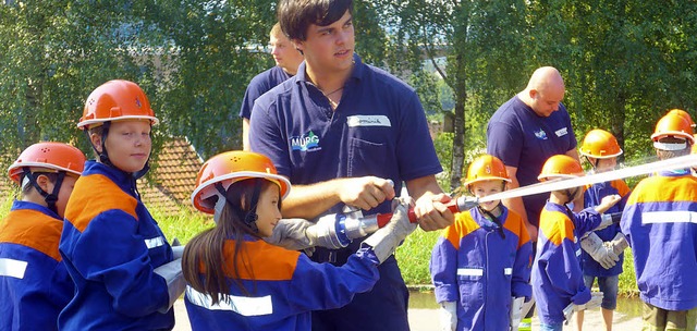 Frh bt sich, wer einmal Feuerwehrman...rspa, wie man die Spritze verstellt.   | Foto: claudia marchlewski