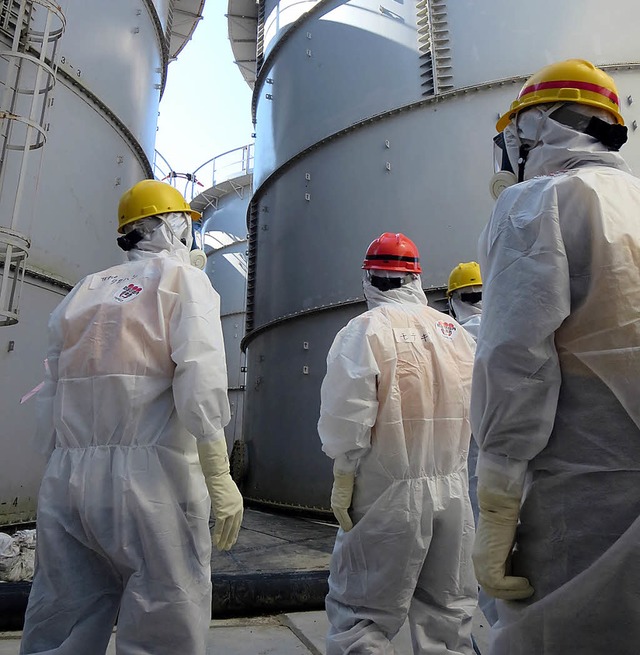 Experten des japanischen Kraftwerkbetr... havarierten Atomanlage in Fukushima.   | Foto: afp