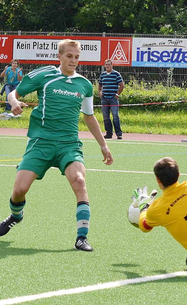 Patrick Keller (links, FC Zell) gegen Steffen Ringhof    | Foto: Rogowski