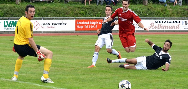 Umstritten: Onur Yildirim (rechts, SV0...iel Herzog (M.) knnen nur zuschauen.   | Foto: Felix Held