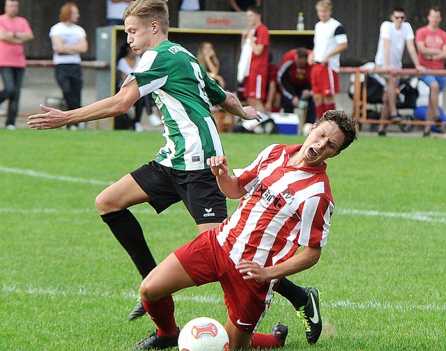 Aua: Der Weilheimer Nicolas Gamp (rech...as Eschbach unsanft vom Ball getrennt.  | Foto: Schn