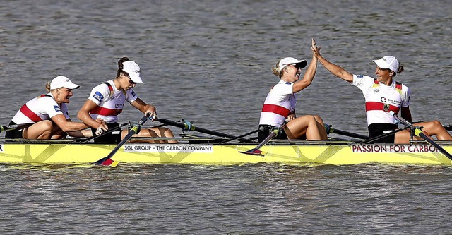 Viel Grund zur Freude: Der deutsche Fr...elvierer jubelt ber die Goldmedaille.  | Foto: dpa